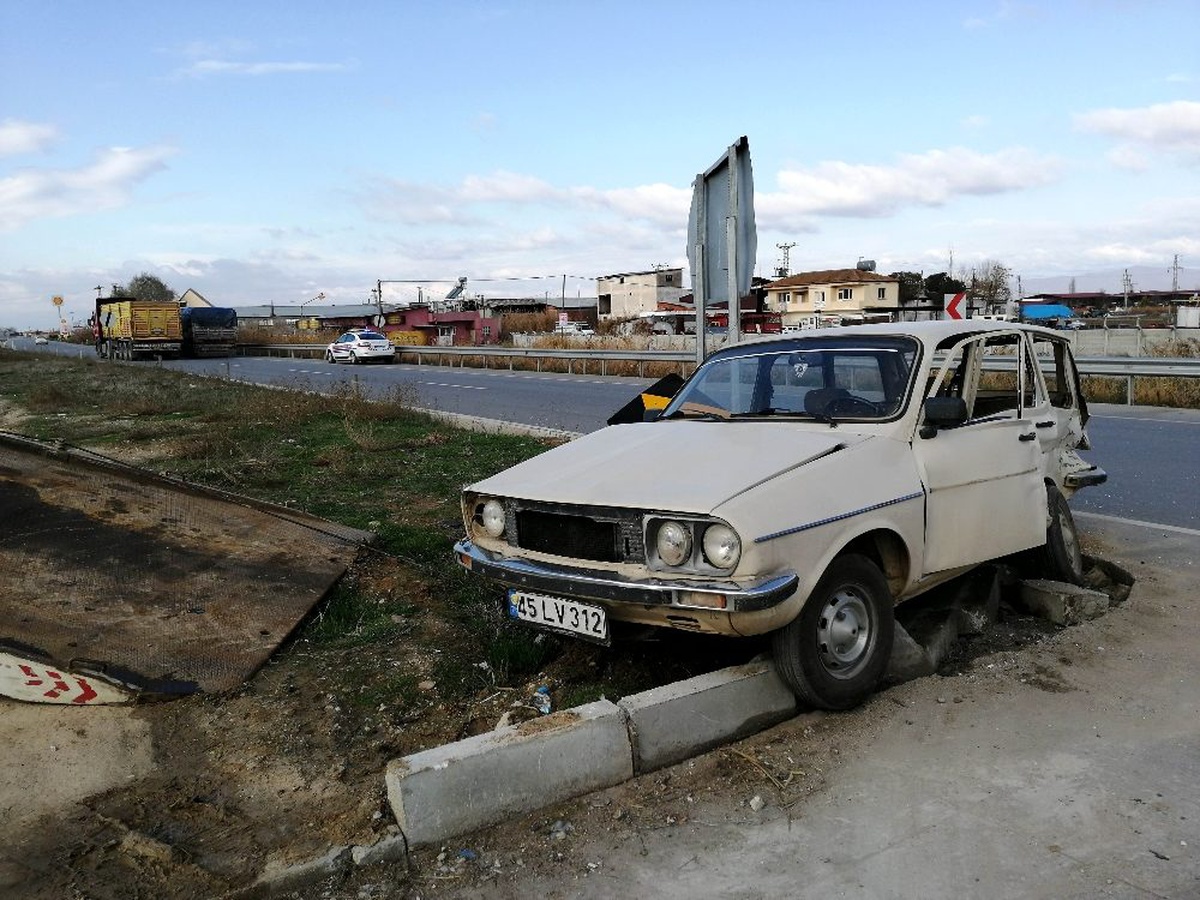 Manisa\'da tır ile otomobil çarpıştı: 1 ölü, 1 yaralı