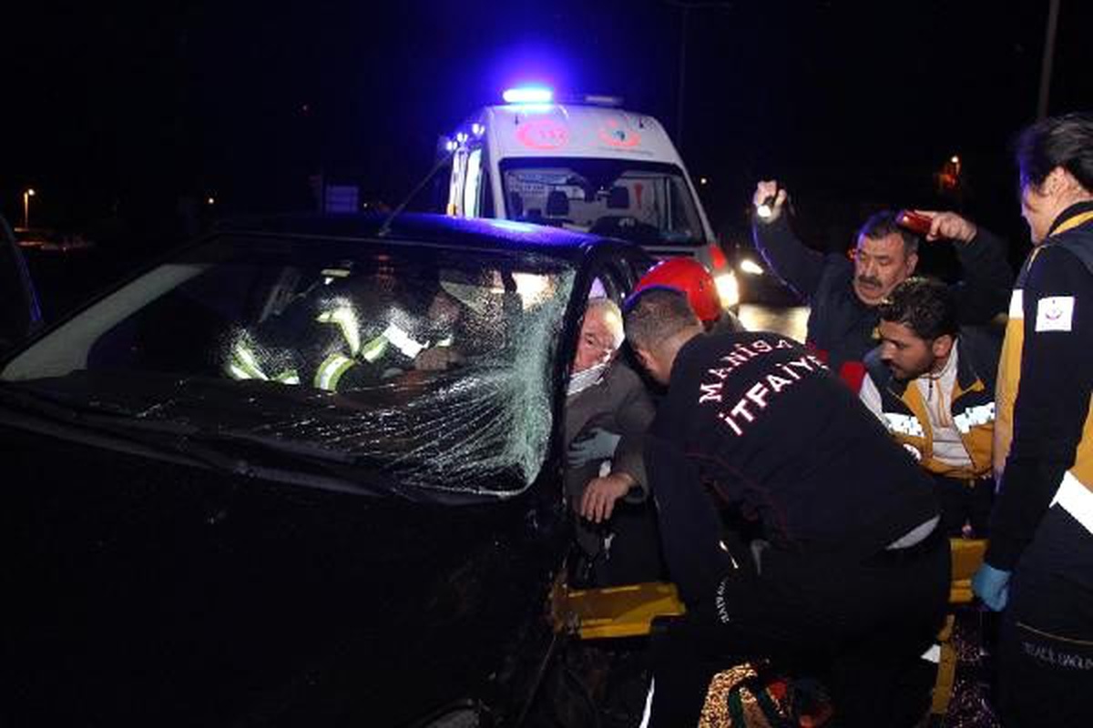 Minibüs ile çarpışan otomobilin sürücüsü ağır yaralandı