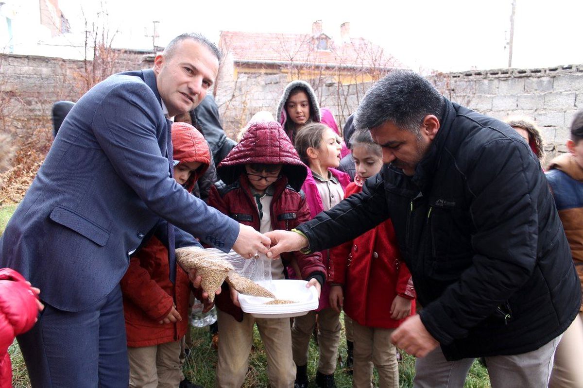 Minik kalpler sokak hayvanlarını unutmadı