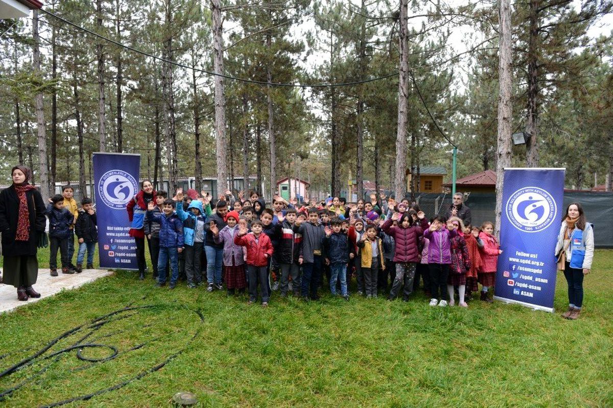 Mülteci çocukların hayvan bakım merkezini ziyaret etti