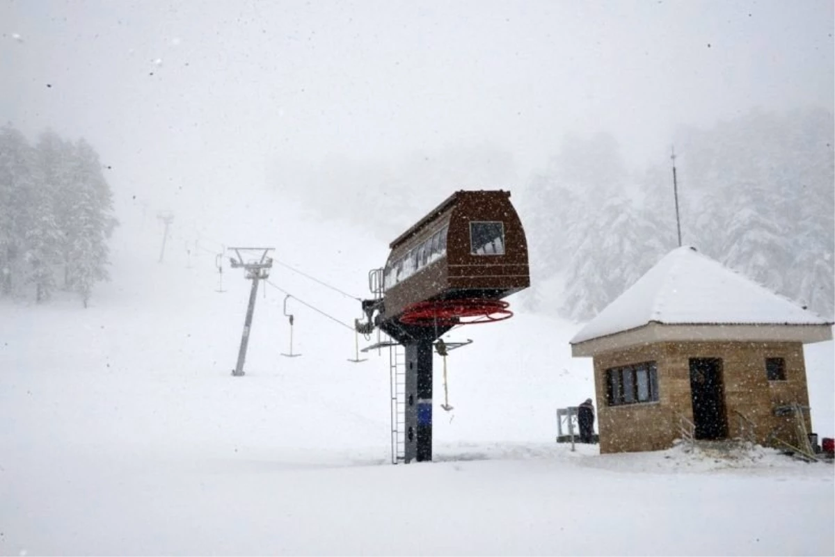 Murat Dağı Termal Kayak Merkezi\'nde kar kalınlığı 50 santimetreyi geçti