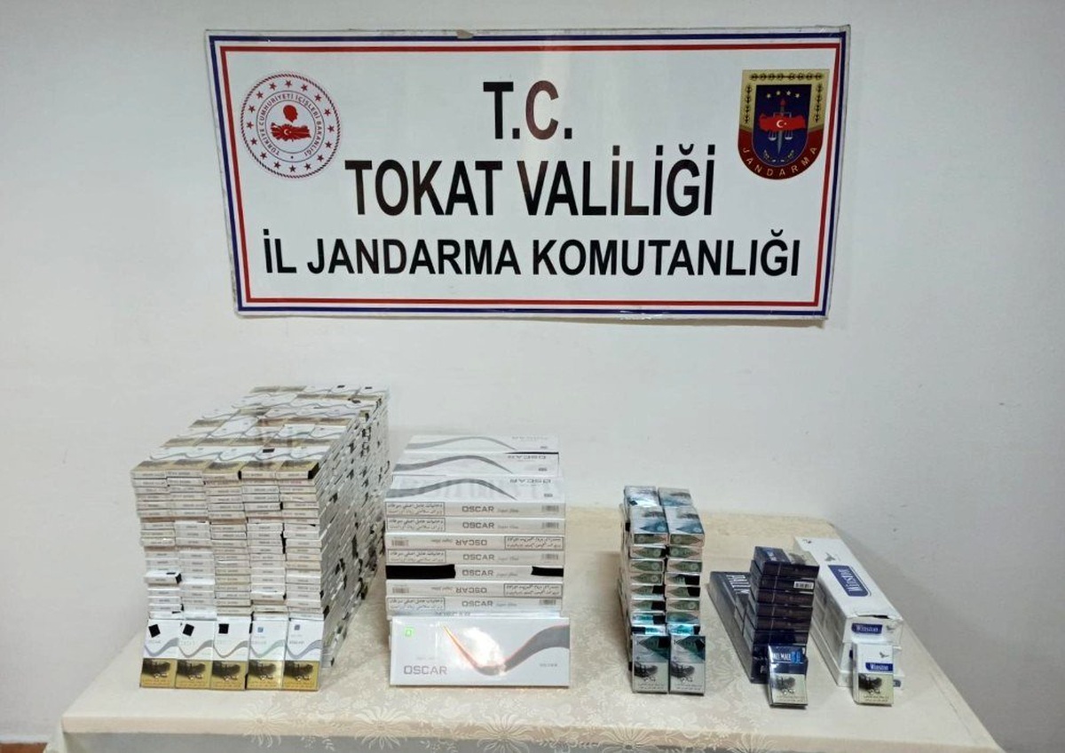 Otobüsten yüzlerce paket kaçak sigara çıktı