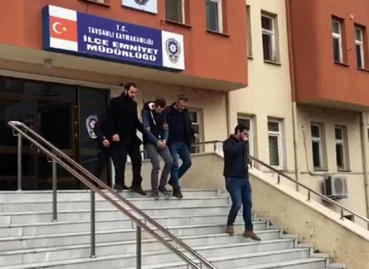 Otomobilin gizli bölmesinden bonzai ve hap çıktı