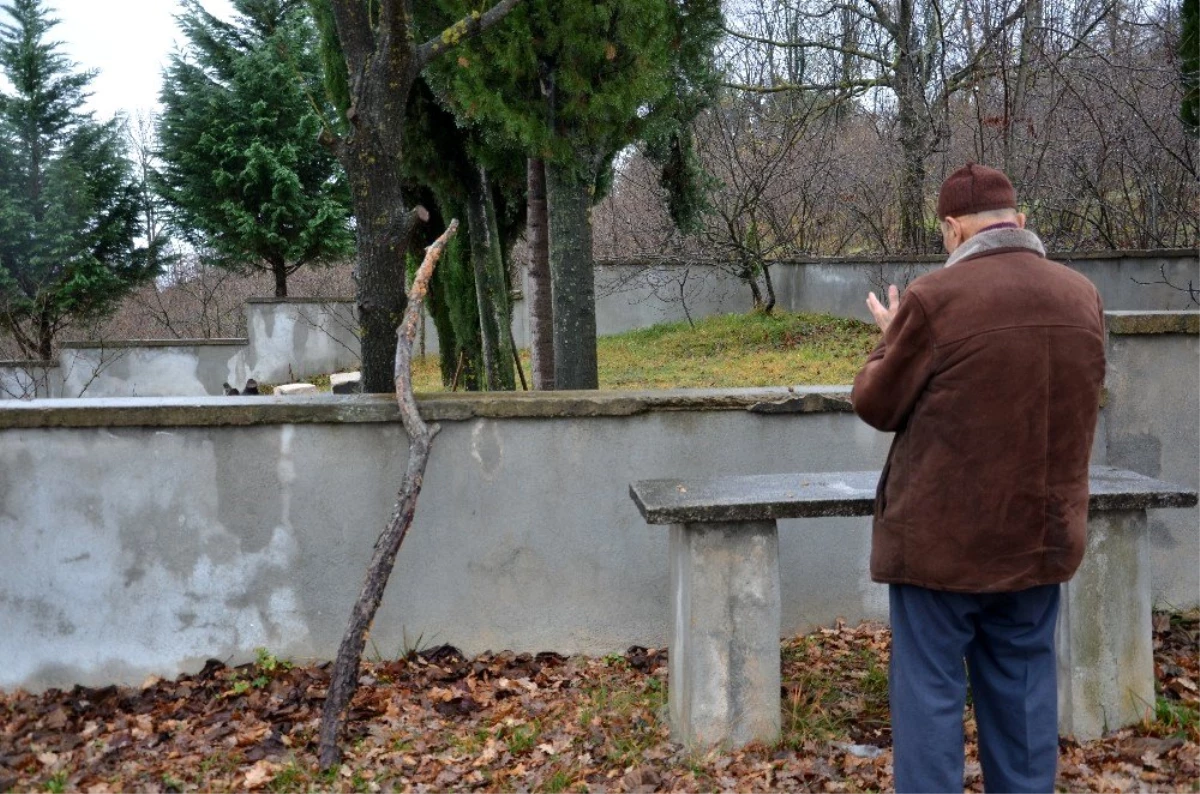 Ölmeden önce mezarını ve musallat taşını hazırlayan adam haftada bir gün kendi mezarını ziyaret ediyor