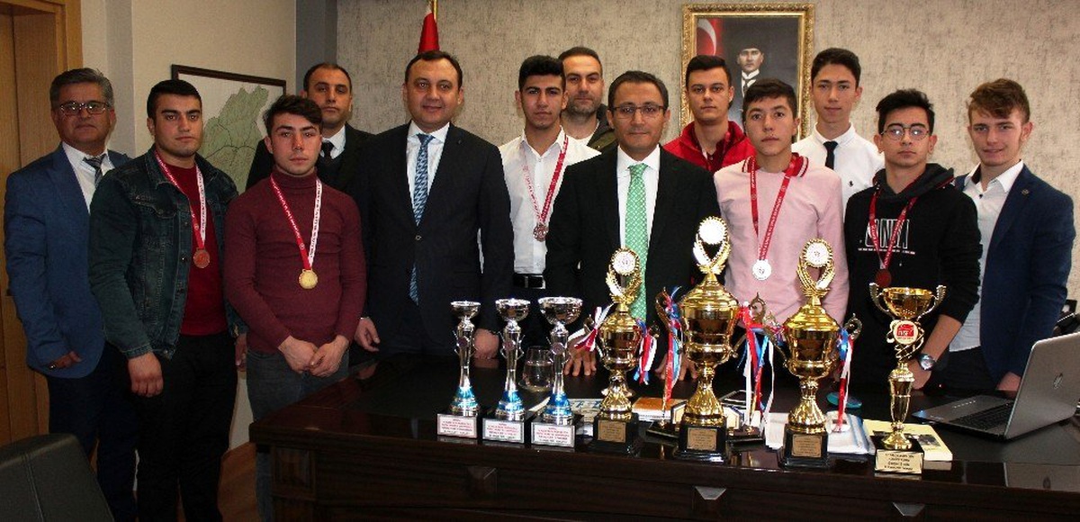 Şampiyonluk sevinçlerini Kaymakam Uçgun\'la paylaştılar