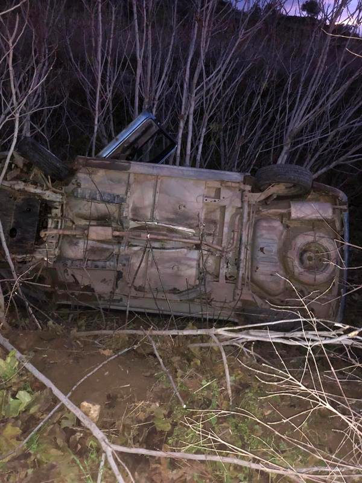 Şarampole yuvarlanan otomobildeki çift yaralandı