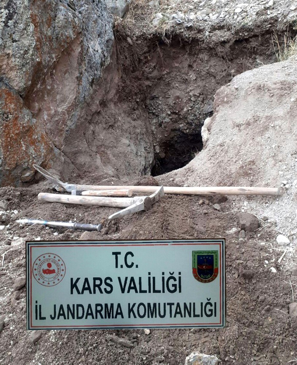 Sarıkamış\'ta sit alanında kaçak kazı yapanlar suçüstü yakalandı