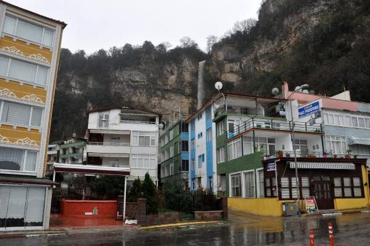 Sel suları, şelale oluşturdu