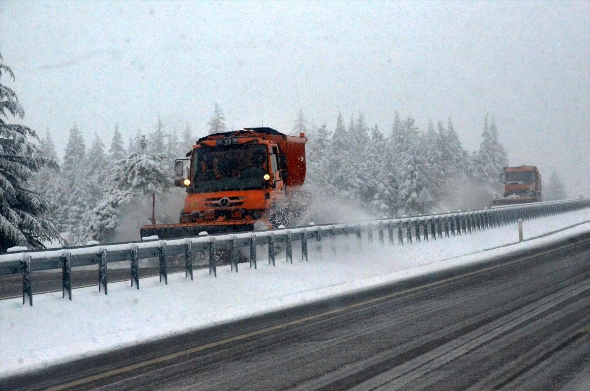 Sertavul Geçidi\'nde yoğun kar yağışı nedeniyle ulaşım güçlükle sağlanıyor