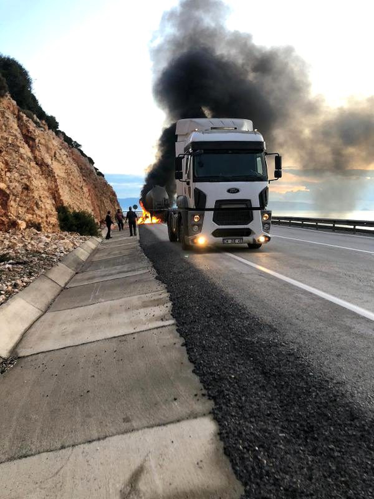 Seyir halindeyken alev alan çimento tankeri yandı