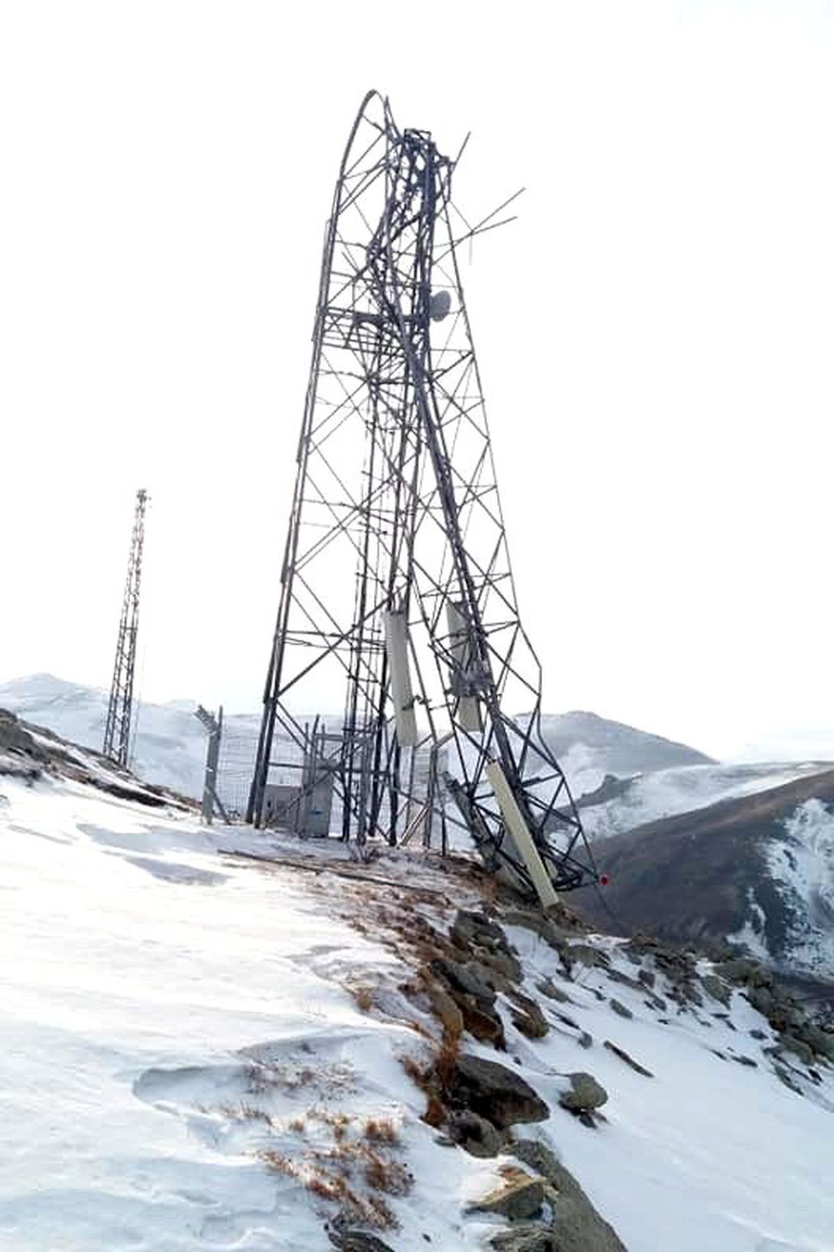 Şiddetli rüzgar verici direğini kağıt gibi katladı