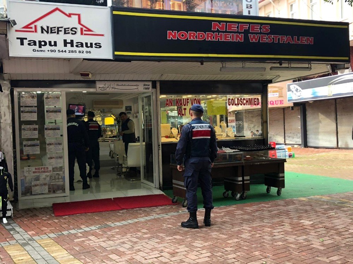 Suçüstü yakalanan kuyumcu hırsızının kıyafeti pes dedirtti