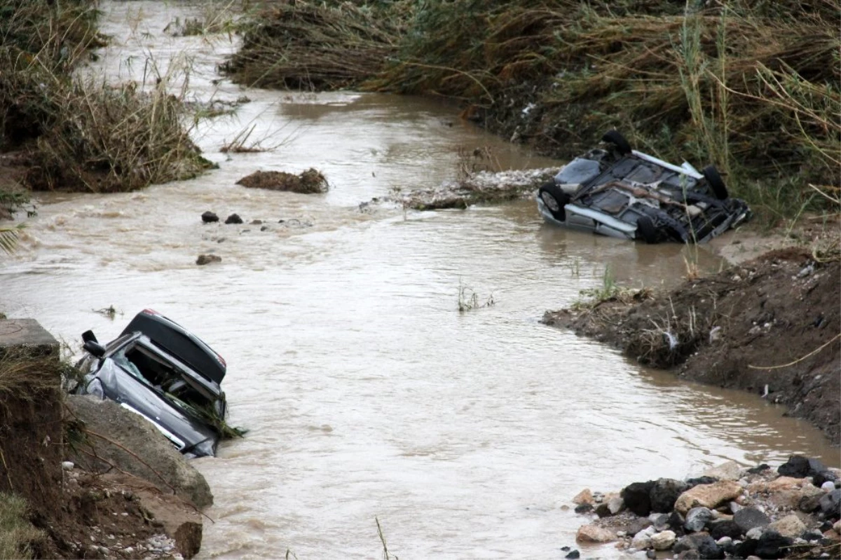 Sular çekildi, sele kapılan otomobiller ortaya çıktı