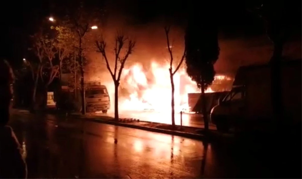 Sultangazi\'de mobilya imalathanesi alev alev yandı