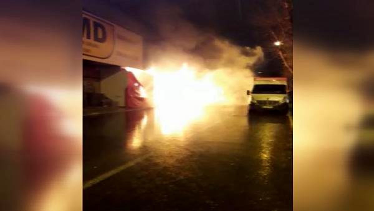 Sultangazi\'de mobilyacılar sitesinde bir iş yeri alev alev yandı