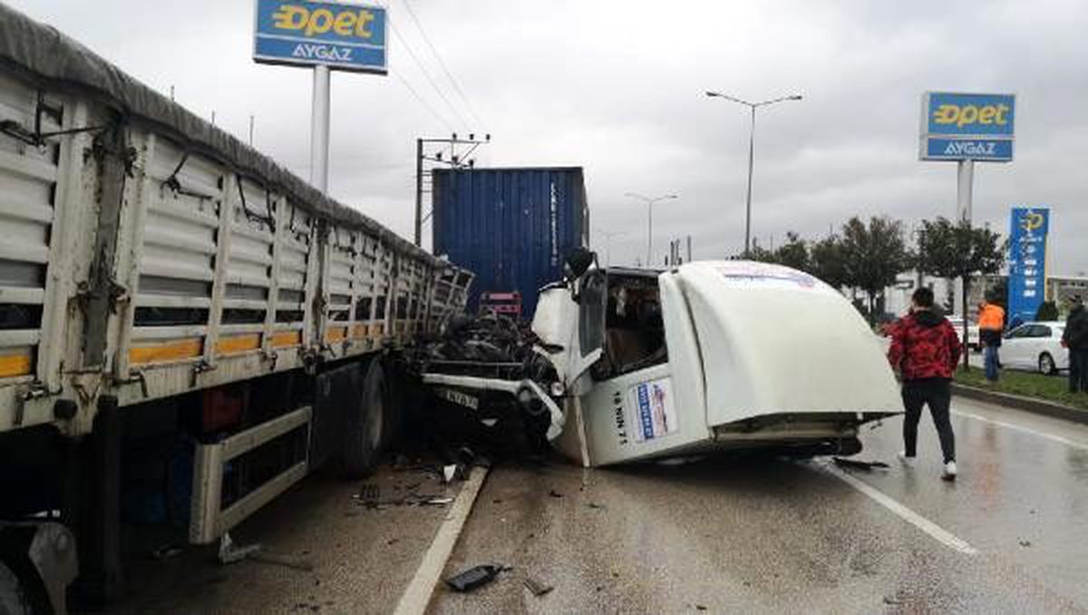 TIR, park halindeki TIR\'a çarptı: 1 yaralı