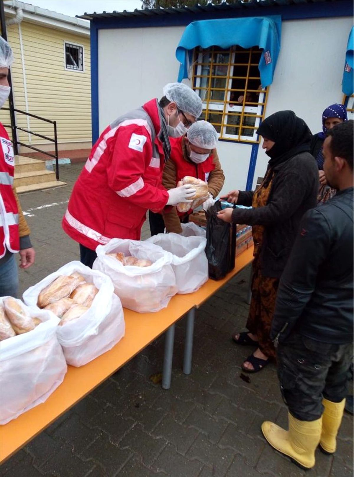 Türk Kızılay Derneği Adana\'da sel mağdurlarına yardımda bulundu