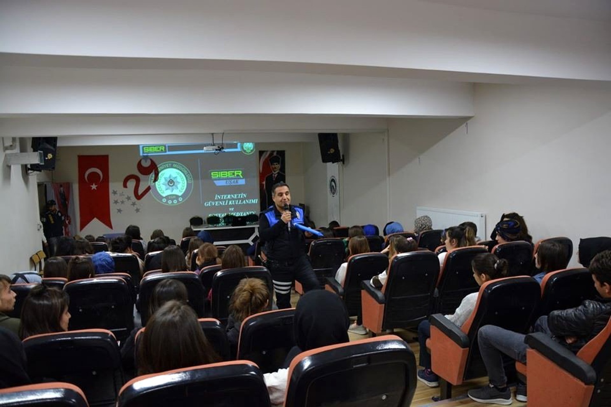 Uşak polisinden \'Sanal Dünyada Güvende Miyiz\' semineri