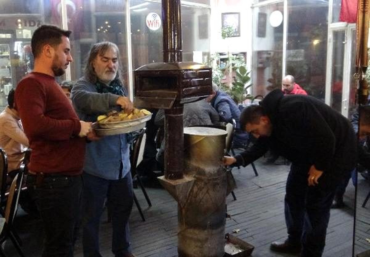 Uzun kış gecelerinin vazgeçilmezi, közde patates