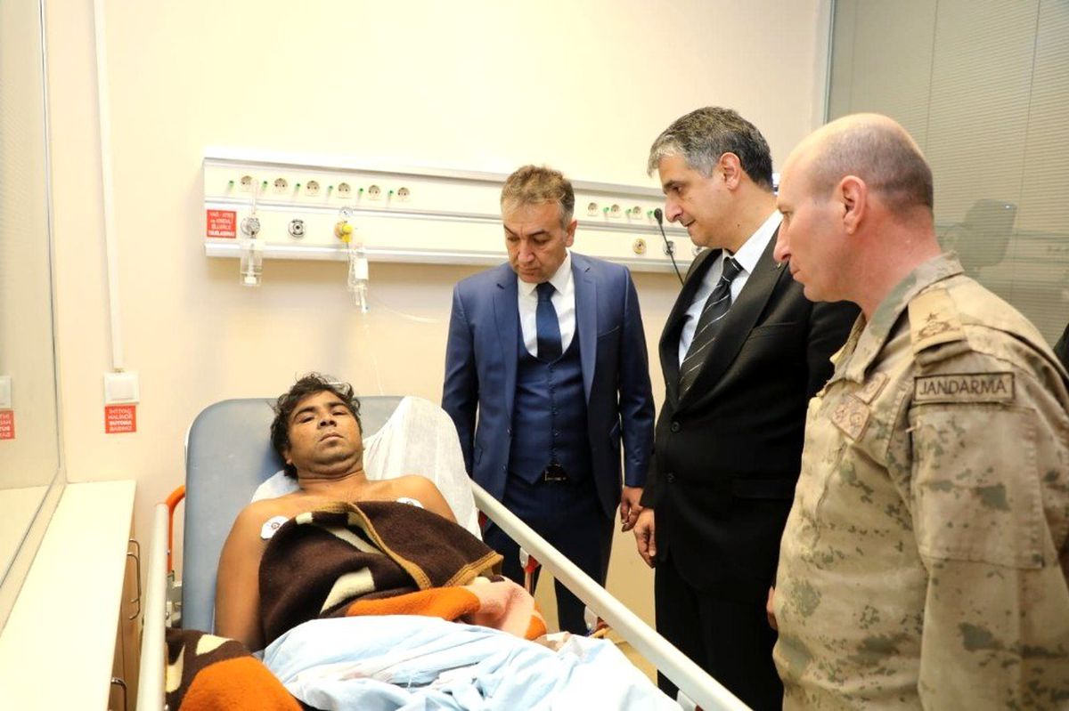 Vali Çağatay\'dan alabora olan tekneden kurtarılan yaralılara ziyaret