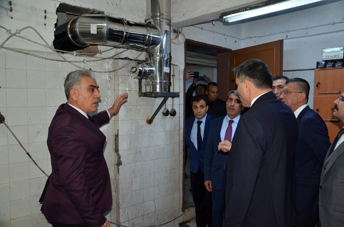 Vali Çiftçi\'den 103 öğrencinin zehirlendiği yurtta inceleme