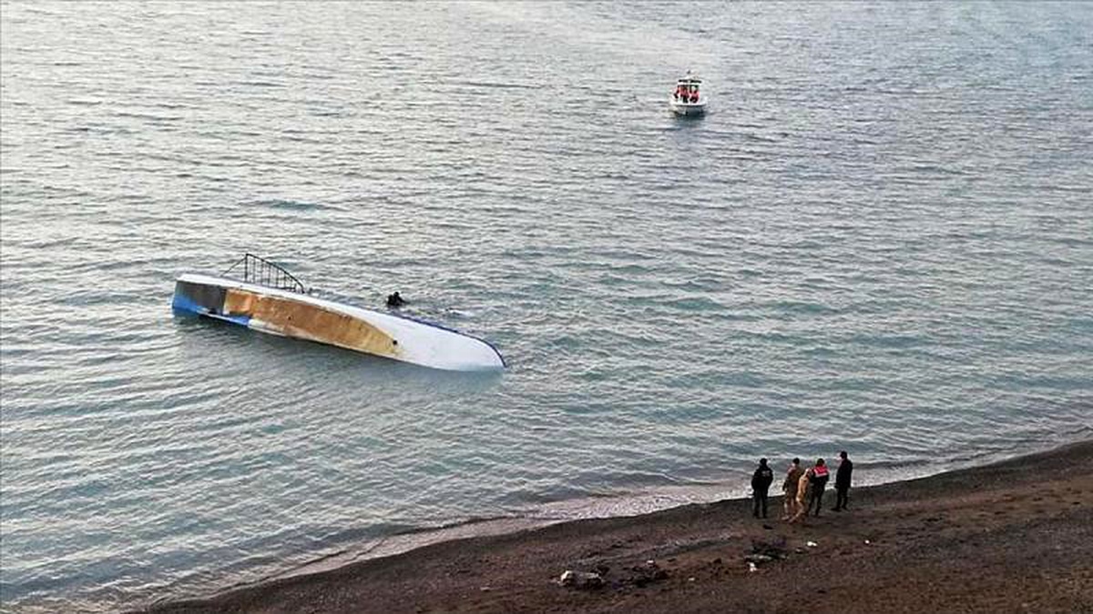 Van Gölü\'nde göçmen taşıyan tekne battı: En az 7 ölü