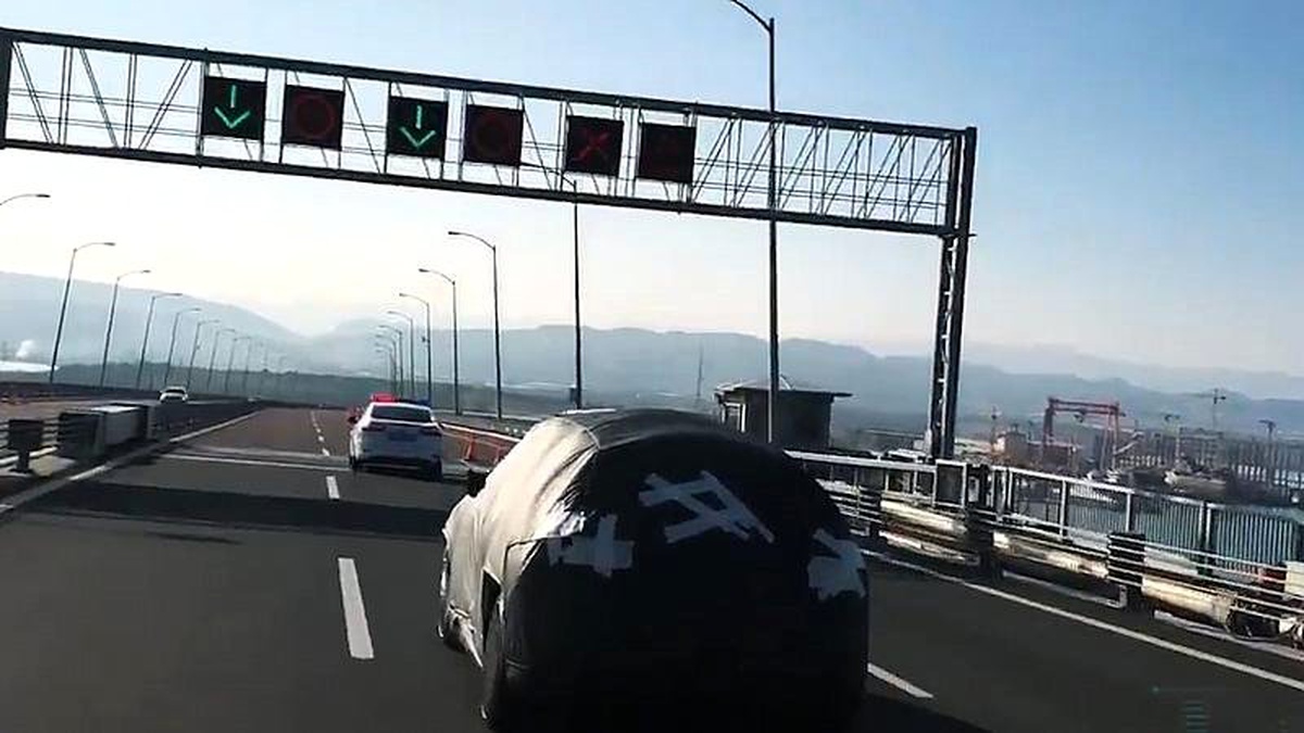 Yerli otomobil yolda: Kamuflajlı halde 15 Temmuz Şehitler Köprüsü\'nden geçti