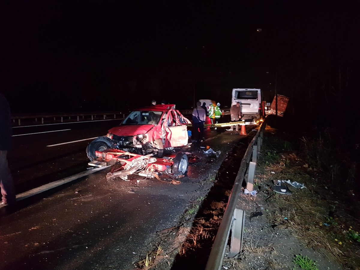 Yol kenarında patlayan lastiğini kontrol etmek isteyen sürücüye tır çarptı: 1 ölü