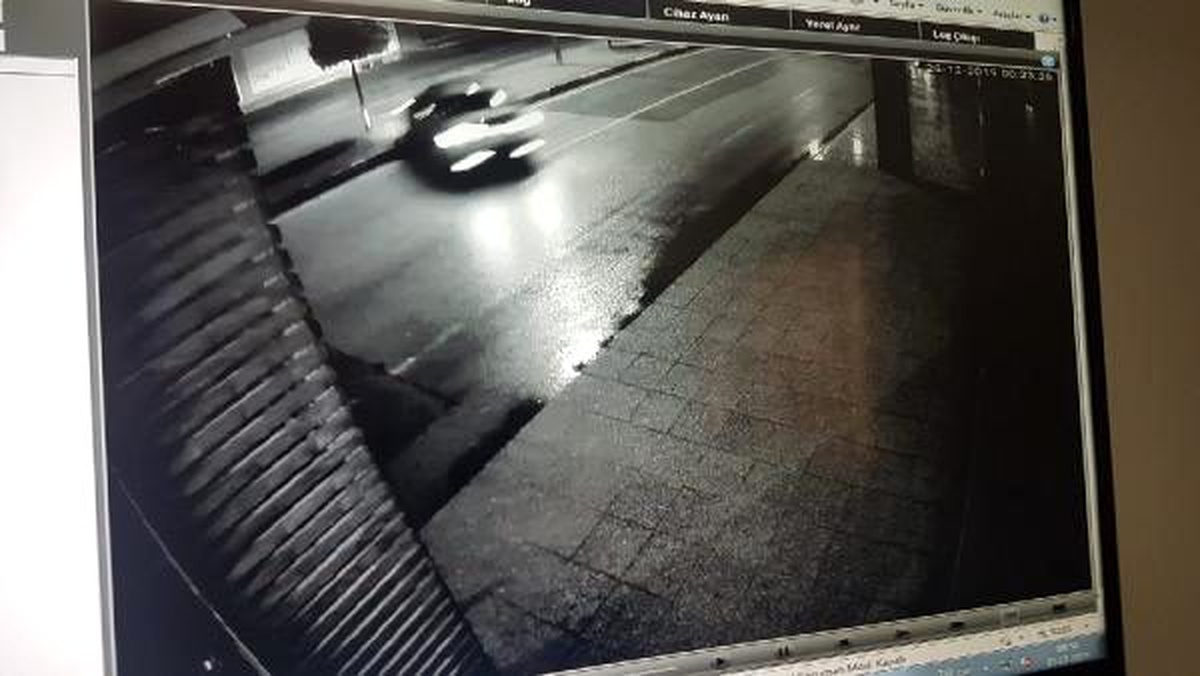 Yolun karşısına geçmek isteyen bisikletliye otomobilin çarptığı anlar kamerada