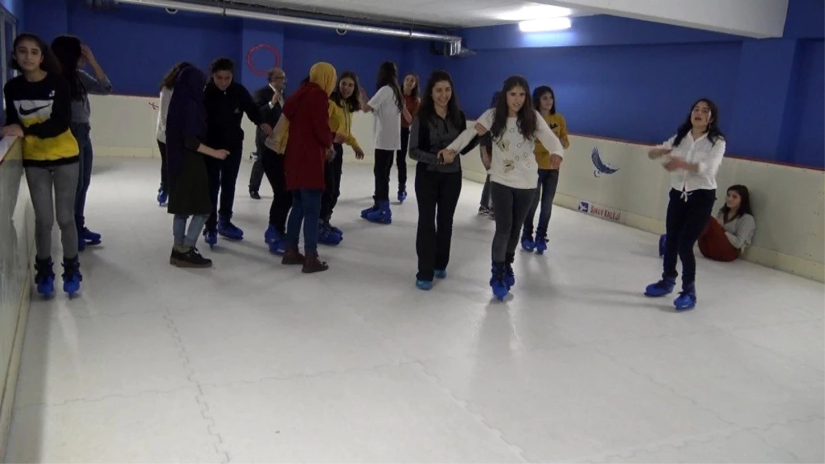 50 öksüz öğrenci ilk defa buz pateni yaptı