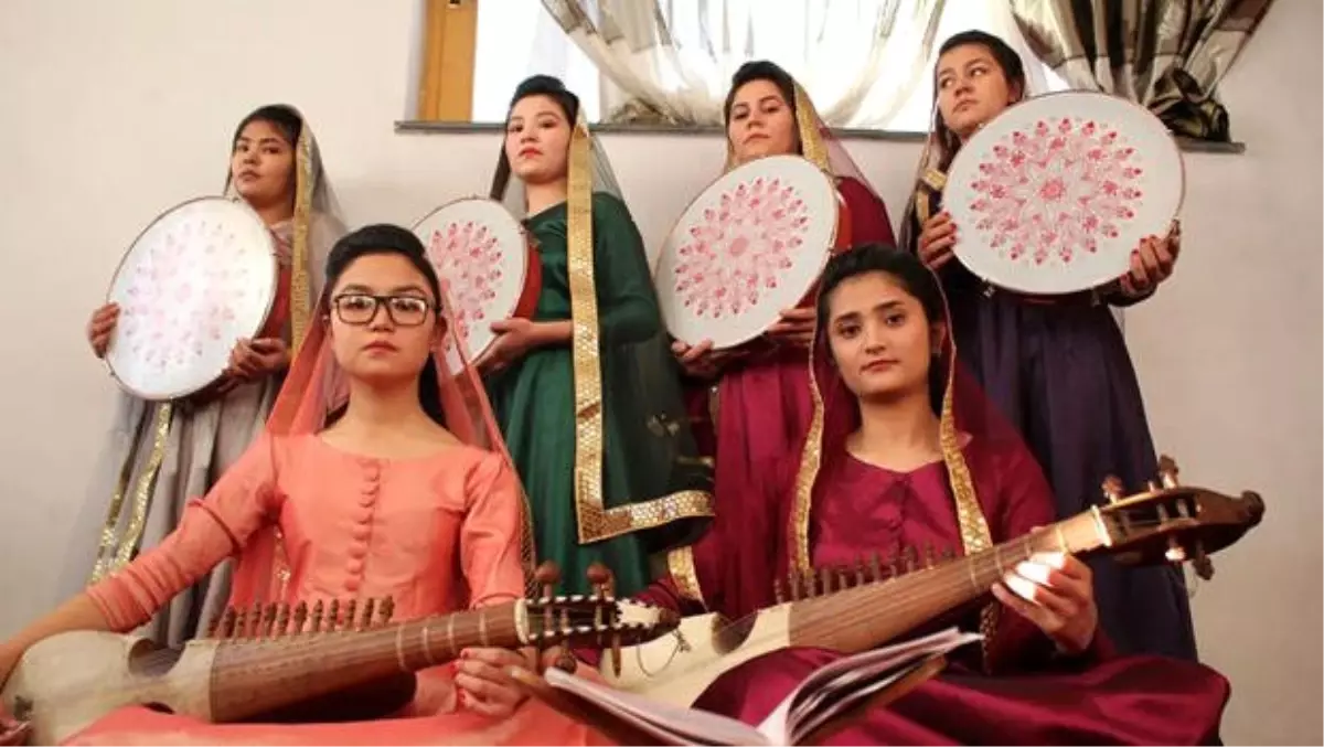 Afgan kızlar Horasan halk müziğini yeniden canlandırmak istiy