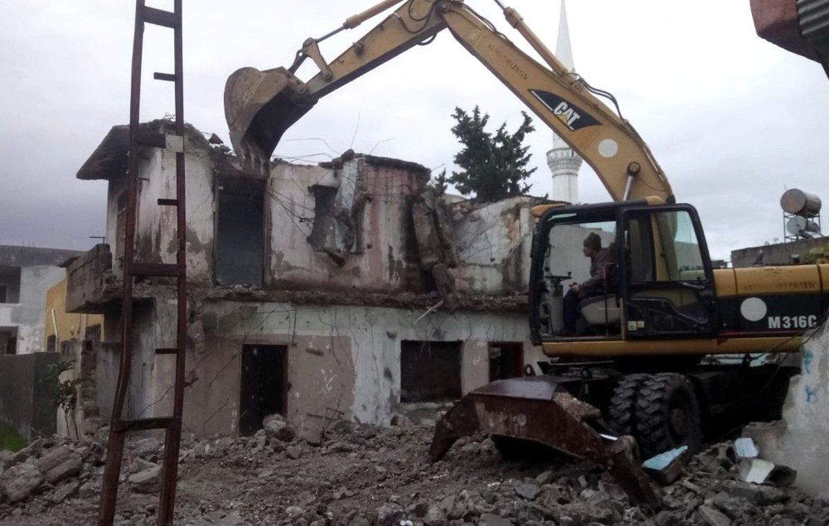 Akdeniz\'de tehlike oluşturan metruk binalar yıkılıyor