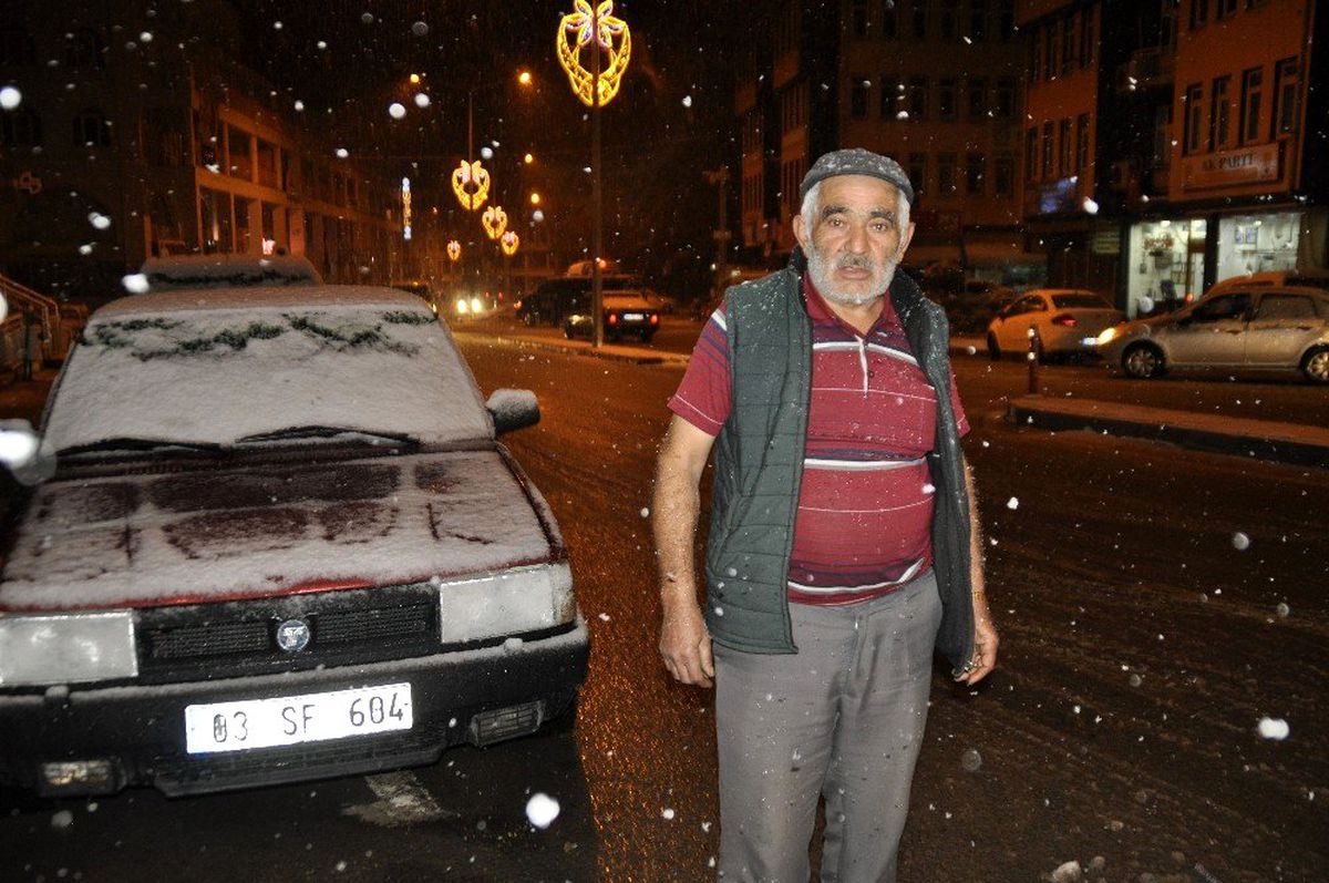 Akşam saatlerinde başlayan kar yağışı Afyonkarahisar\'lı vatandaşları sevindirdi