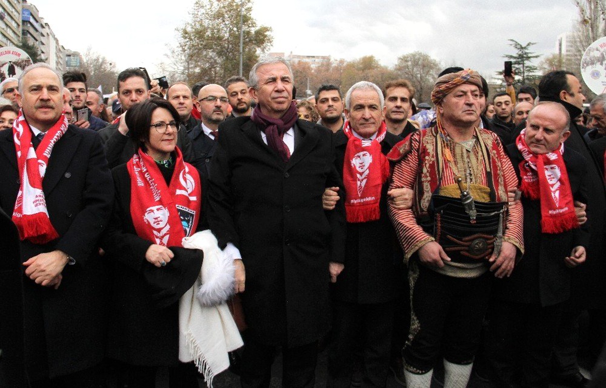 Ankaralılar Atatürk\'ün Ankara\'ya gelişini coşkuyla kutladı