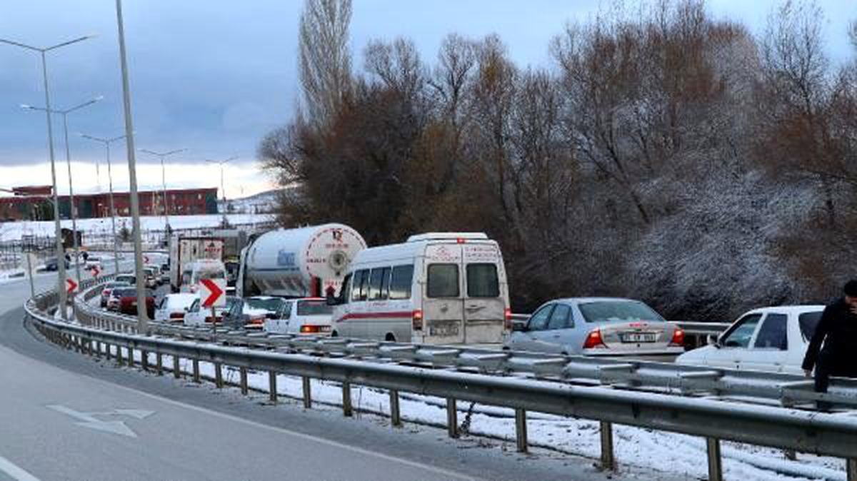 Antalya karayolunda 5 kilometrelik araç kuyruğu