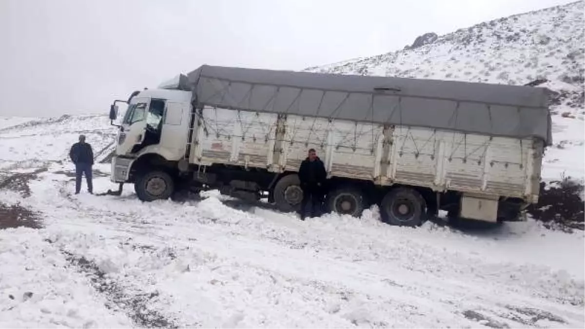 Araçlar karda mahsur kaldı, ateşi çıkan Berivan hastaneye ulaştırıldı