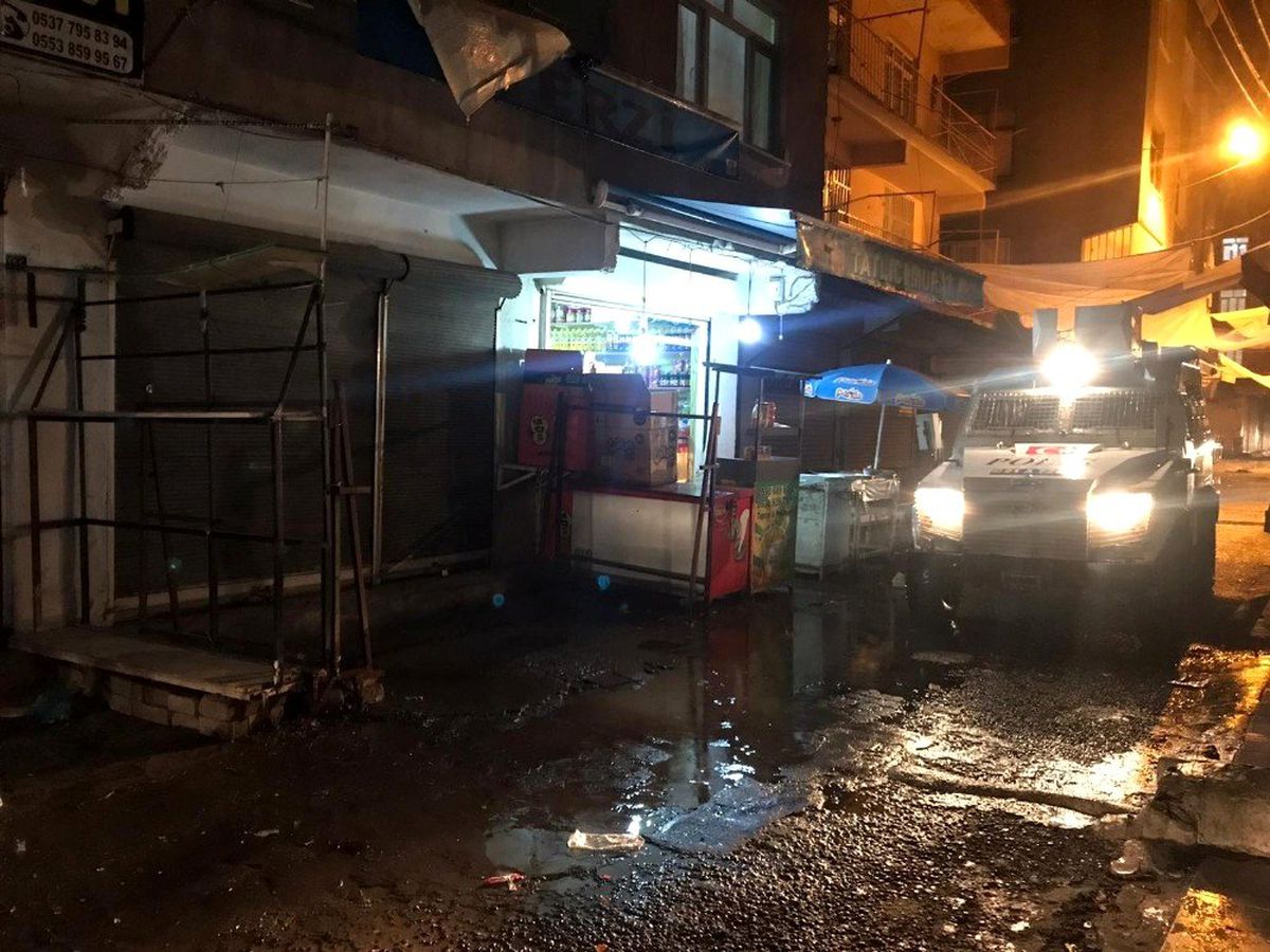 askeli bir grup yoldan geçen aracı kurşun yağmuruna tuttu