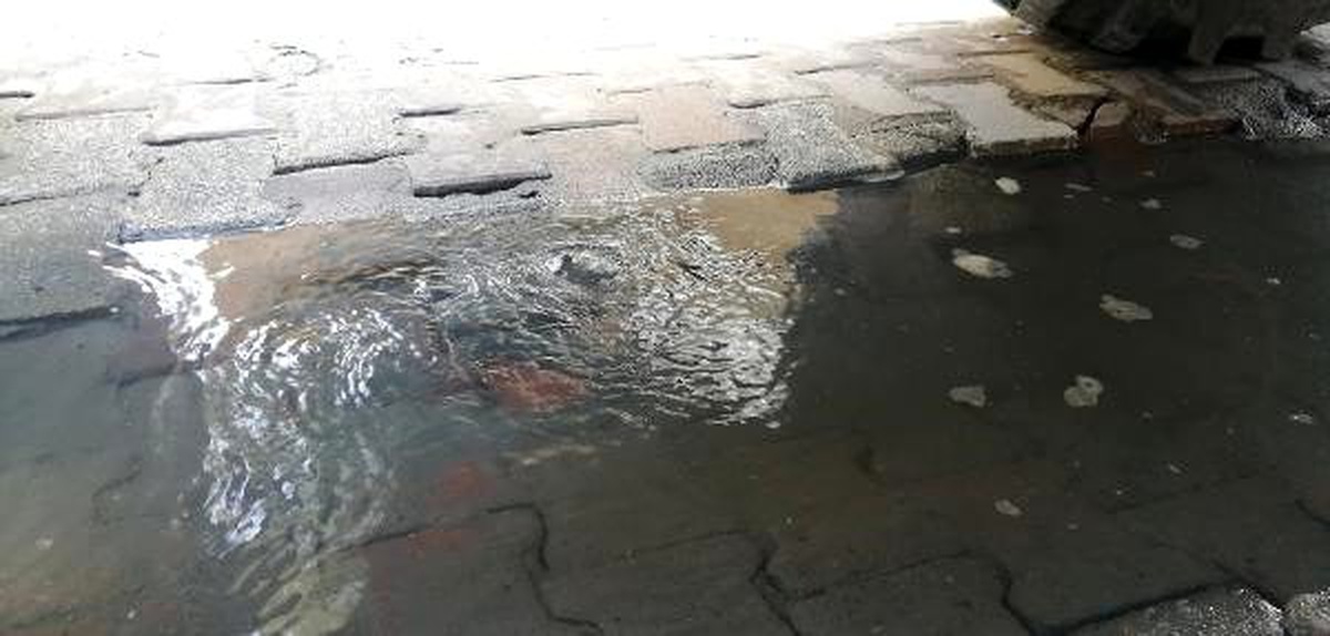 Avcılar\'da su borusu patlayınca yol çöktü; İSKİ kamyoneti yola saplandı