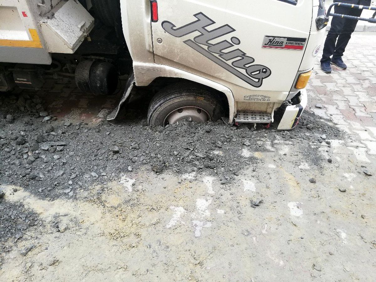 Avcılar\'da yol çöktü, kamyon mahsur kaldı