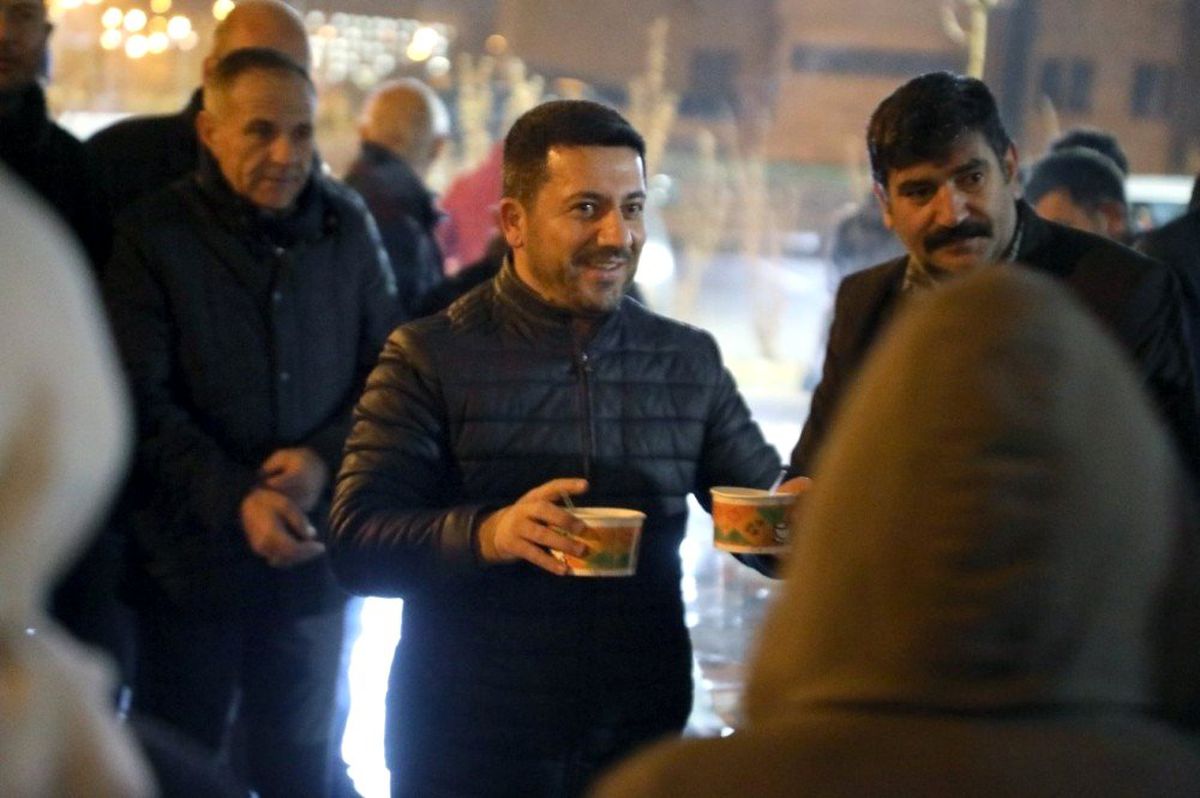Başkan Arı final sınavına hazırlanan öğrencilere çorba ikram etti