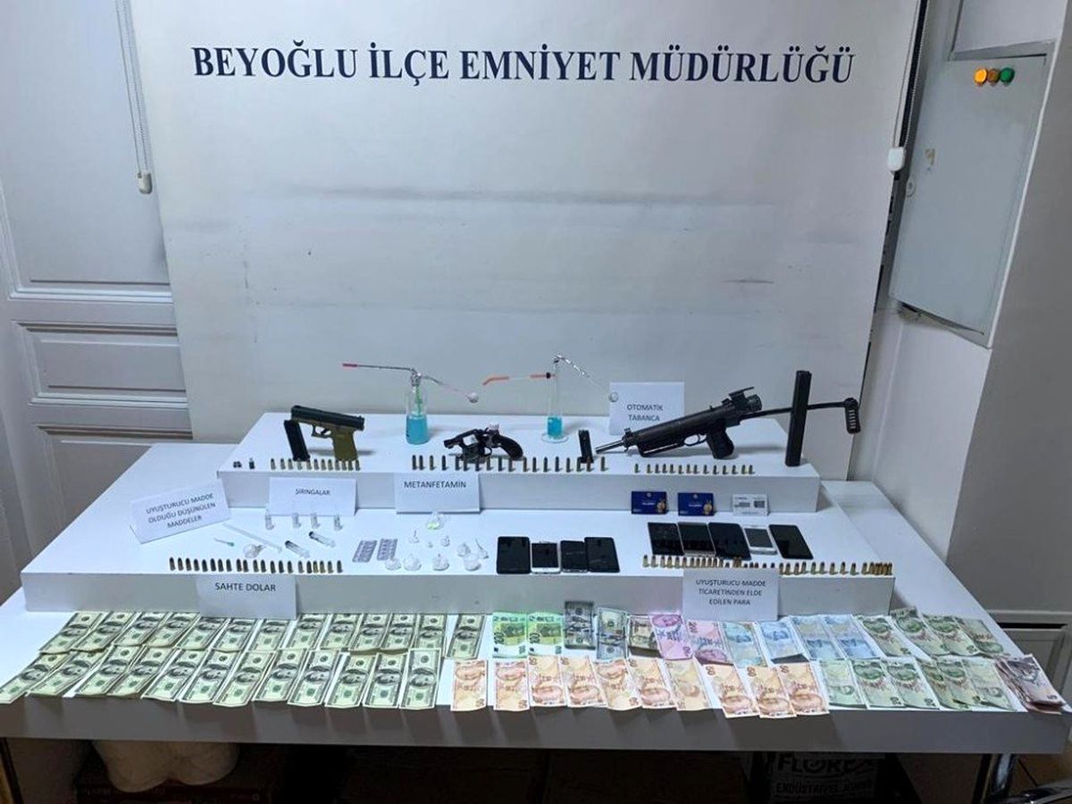 Beyoğlu\'nda narkotik operasyonu 9 gözaltı
