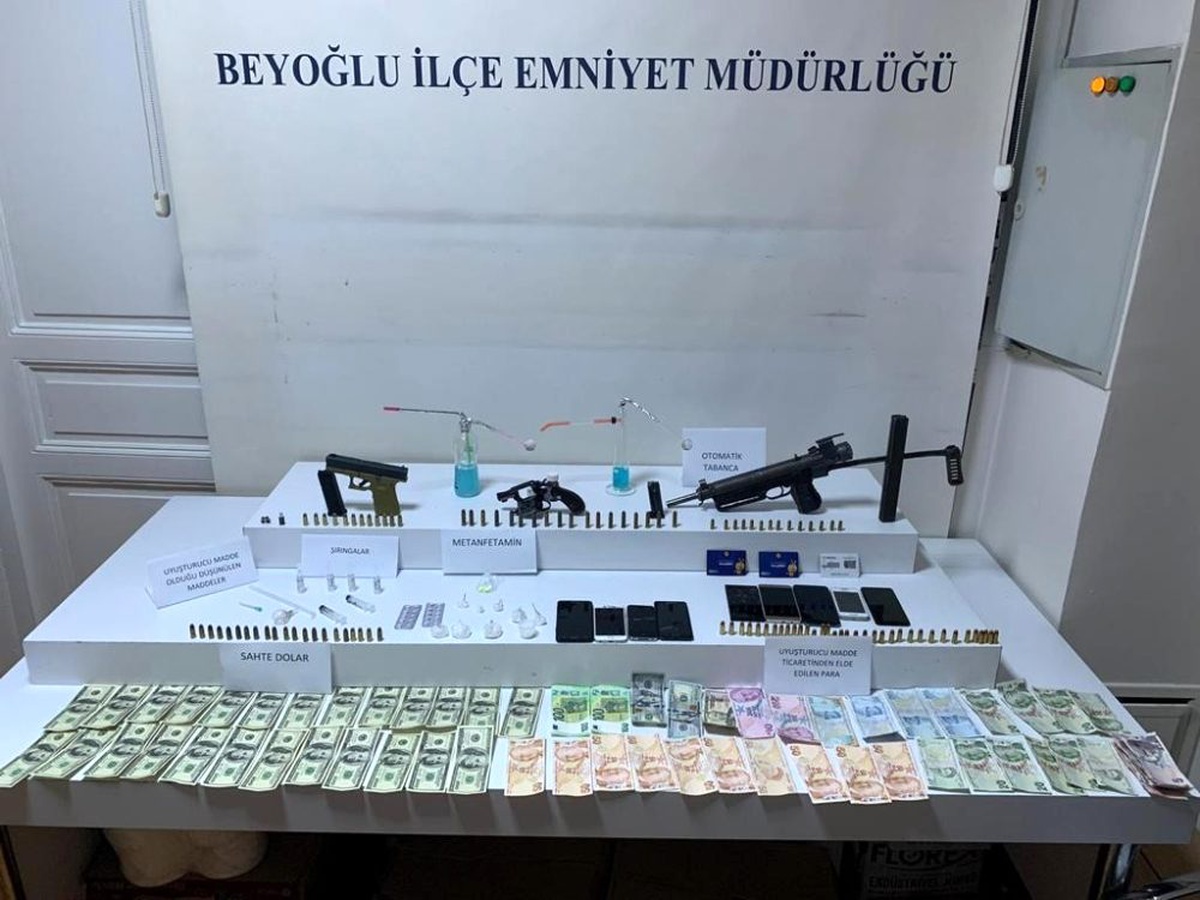 Beyoğlu\'nda narkotik operasyonu 9 gözaltı