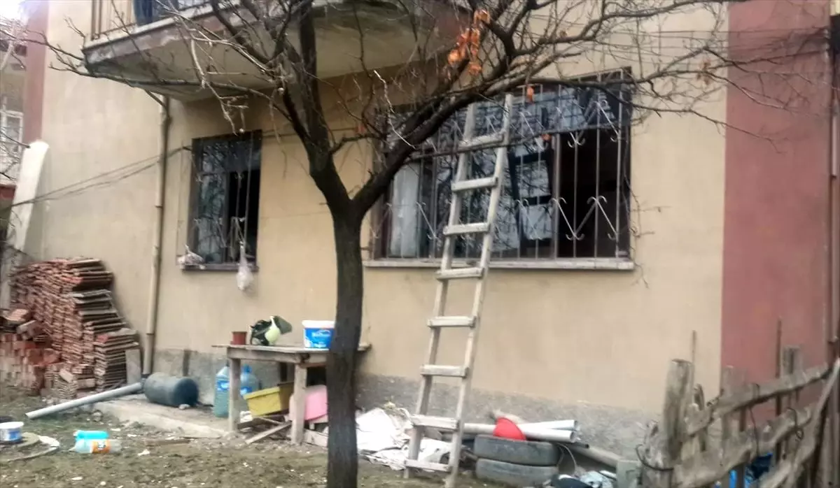 Beypazarı\'ndaki ev yangınında dumandan etkilenen 3 kişi hastaneye kaldırıldı