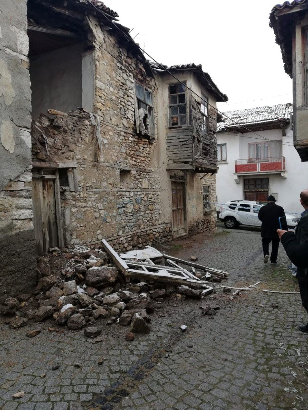 Beyşehir\'de tescilli yapının dış cephe duvarı yola çöktü