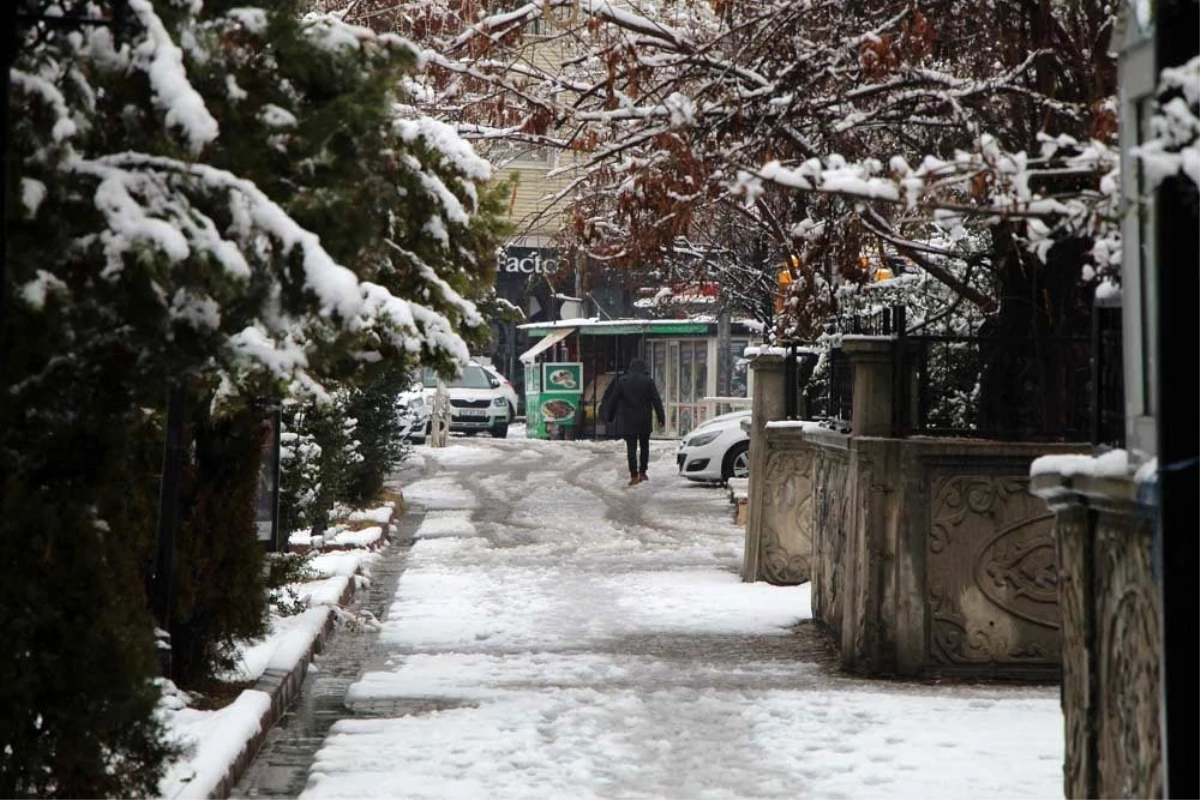 Bingöl\'de kar etkili oldu, 92 köy yolu ulaşıma kapandı