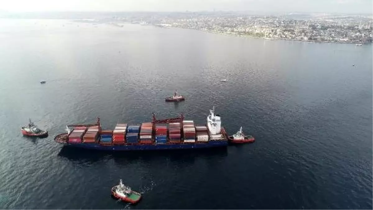 Boğaz\'da karaya çarpan gemi Sarayburnu açıklarına getirildi