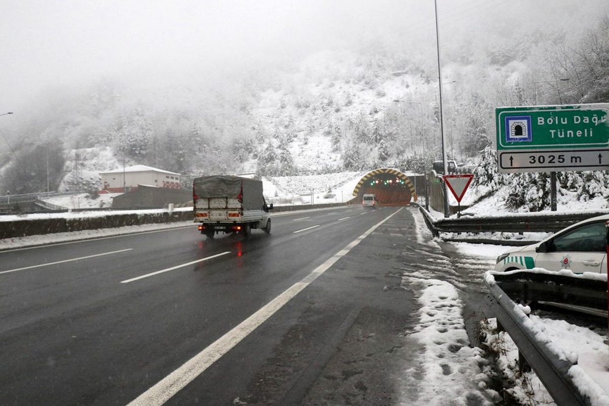 Bolu Dağı\'nda kar yağışı etkisini sürdürüyor