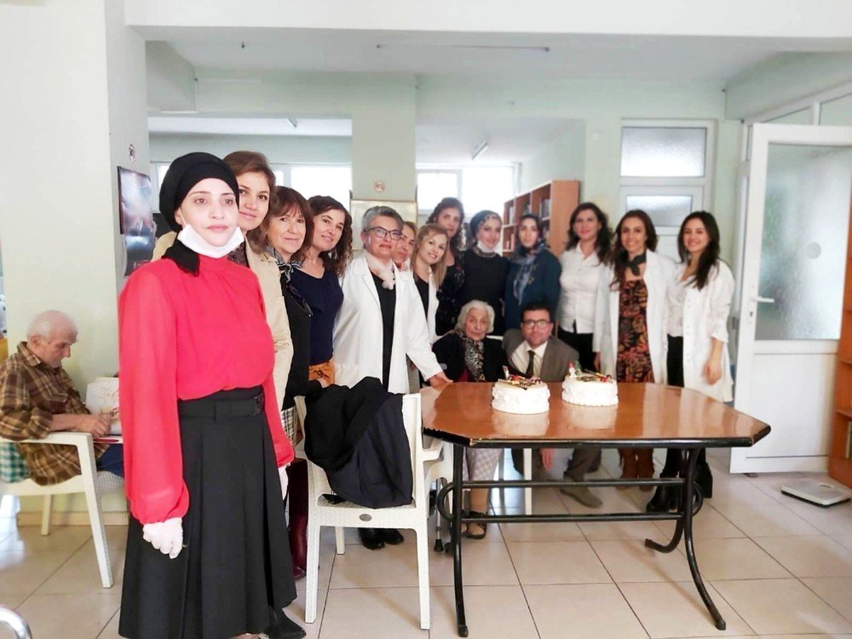 Burhaniyeli kursiyerler yaşlıları sevindirdi