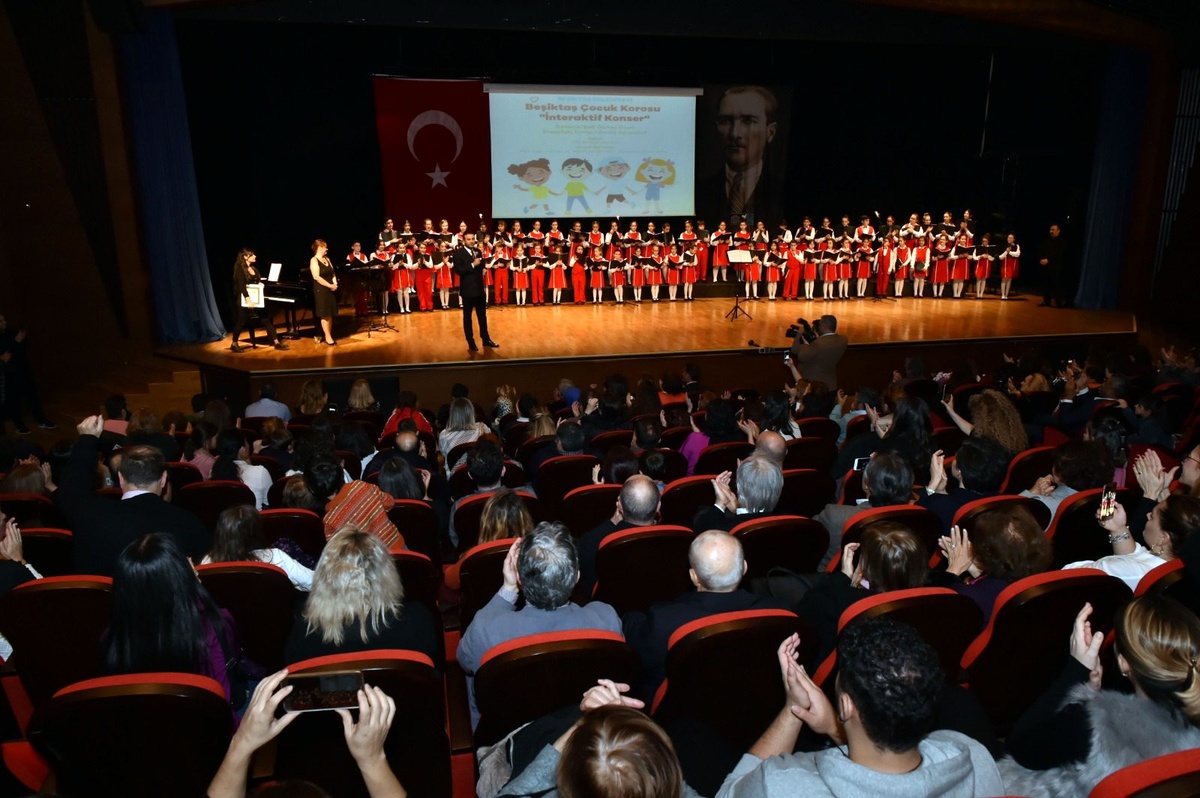 Çocuk korosu büyüledi