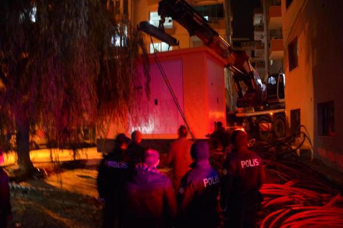 Dikili\'de trafo gerginliği: 8 gözaltı